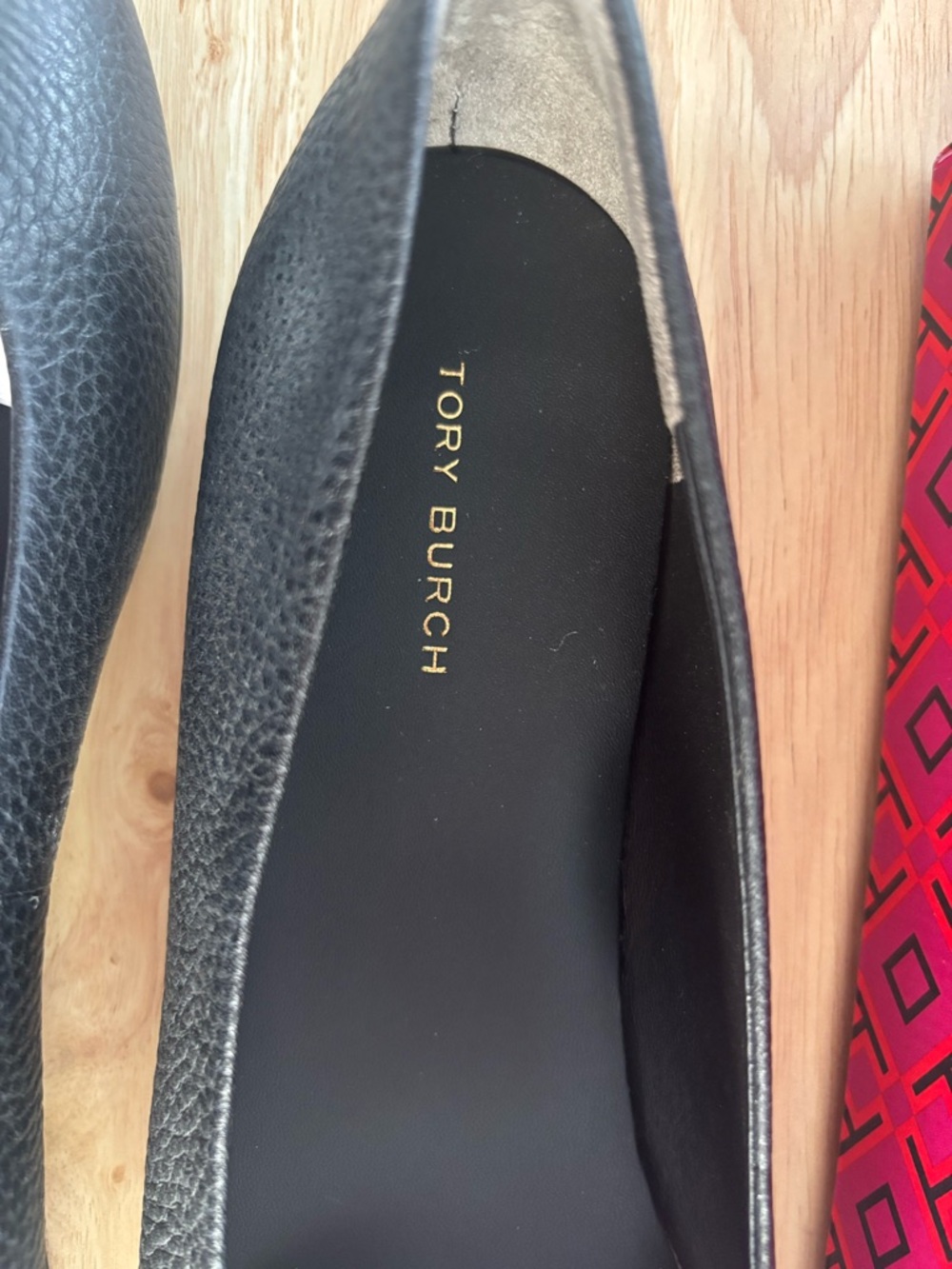 *.New* Tory Burch Black Chelsea Ballet Flat Leather Flats w/ Gold Emblem size 9 - Picture 6 of 9
